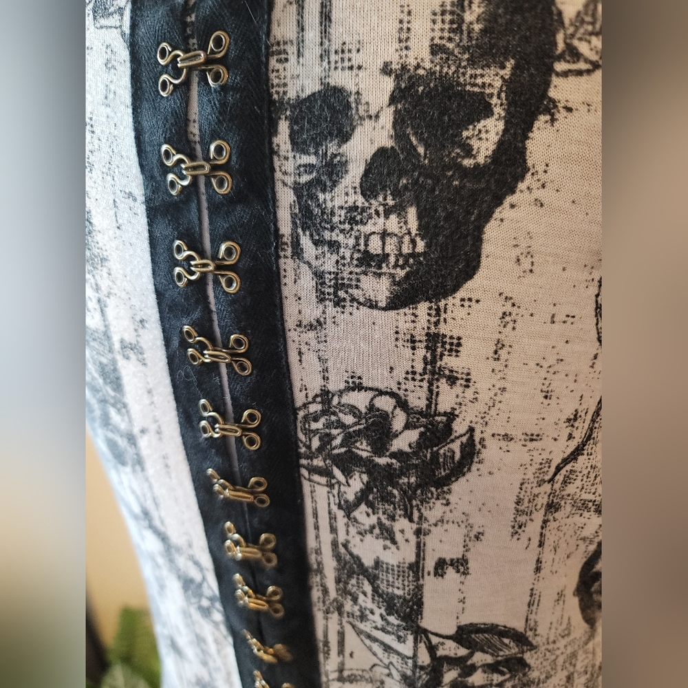 Skull And Rose's B&W Eyelet Front With Net - image 2